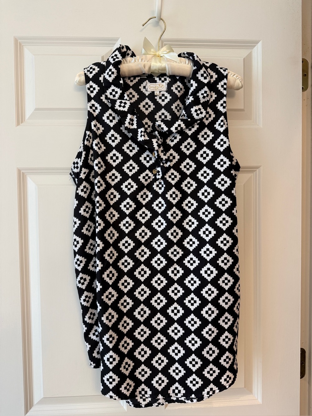 MudPieblack-and-white sleeveless top, like new